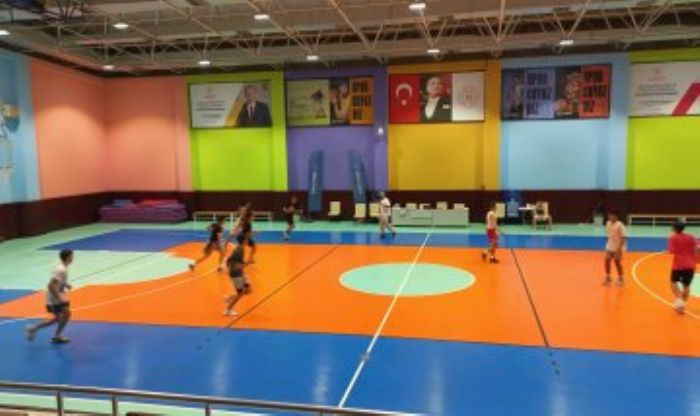 Servet Tazegl Spor Salonu'nda gen yetenekler okuluk eitimlerine devam ediyor