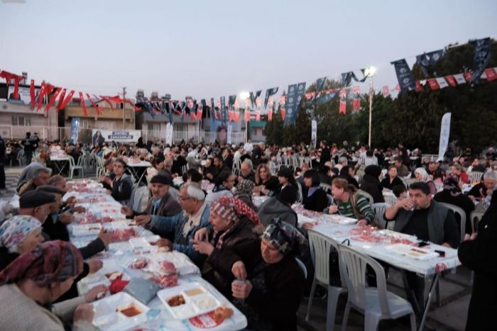 Bakan eriolu, etepe'de vatandalarla iftarda bulutu