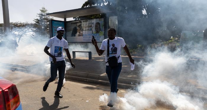 Senegalde cumhurbakanl seimlerinin ertelenmesi nedeniyle sokaklar kart