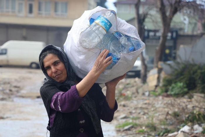 Fedakar anne, iki evladn karton ve plastik malzeme toplayarak okutuyor