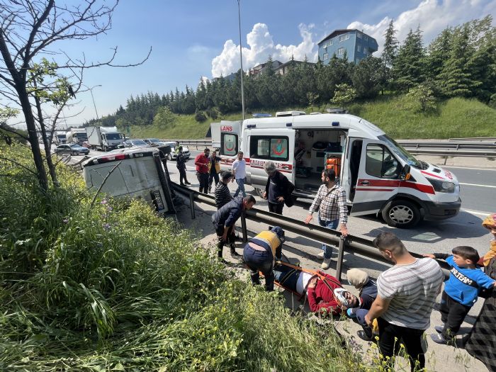 TEM’de lastii patlayan ara takla att: 2 yaral