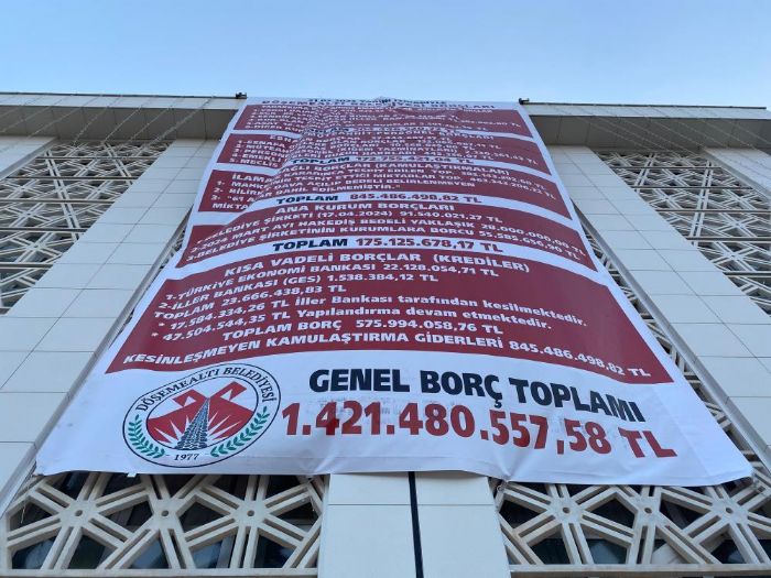 Antalya'da CHPli belediye, nceki CHP'li ynetimin borlarn belediye binasna ast