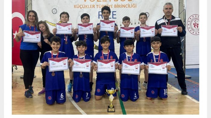 Minik voleybolcular Silifke'nin gururu oldu