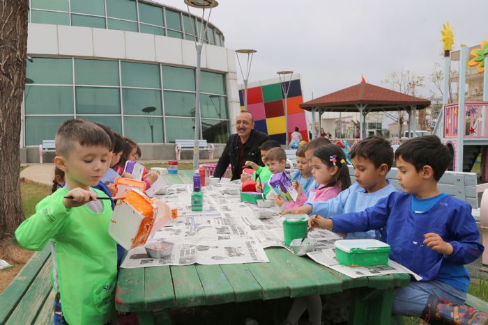 Minikler hayvanlar iin geri dnm malzemelerinden mama kaplar yapt