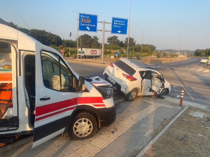 anakkale'de ambulans ile otomobil arpt