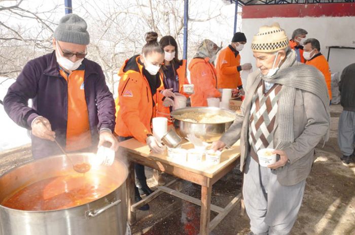 Bykehir Belediyesi, karla kapl mahallede vatandalara yemek datt