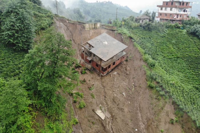 Rize’de 3 katl bina heyelanda srklendi