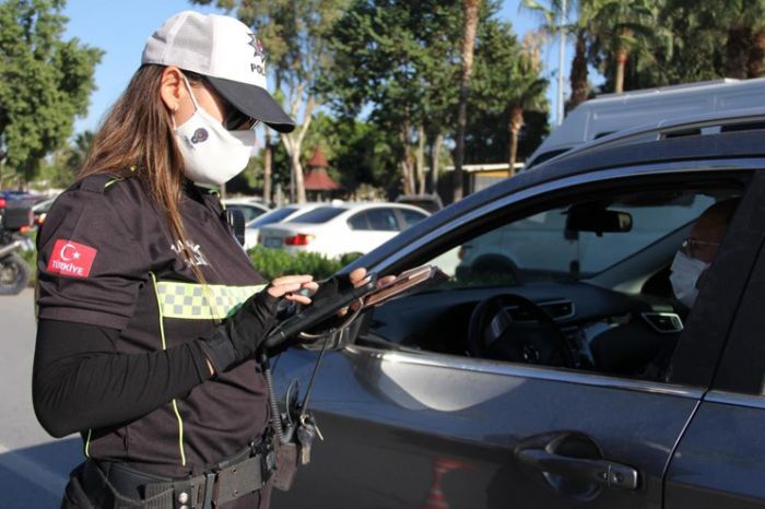 Mersin’de krmz k ihlali yapan 184 srcye ceza yazld