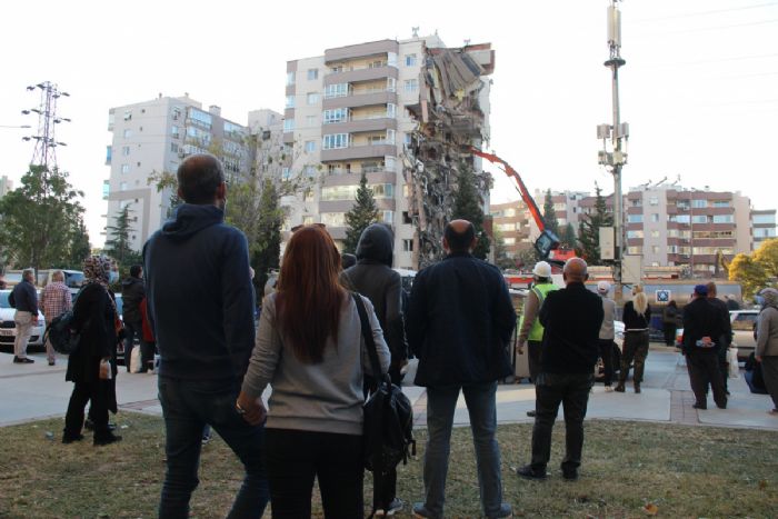 zmir depreminde 11 kiinin ld binann mimarna tahliye