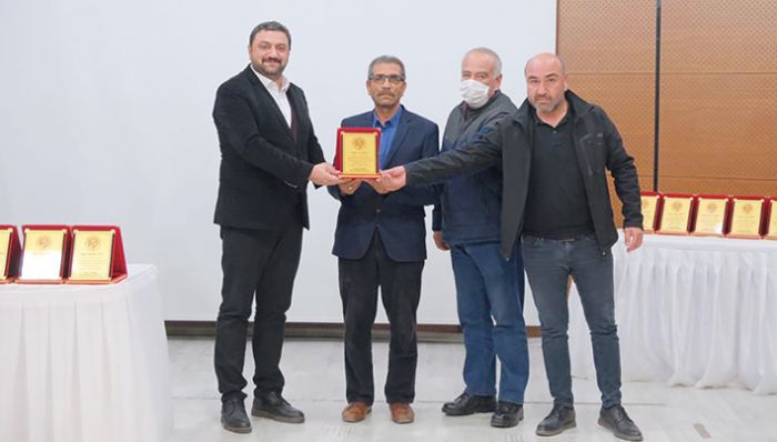 Mut Belediyesinden emekli olan personellere plaket