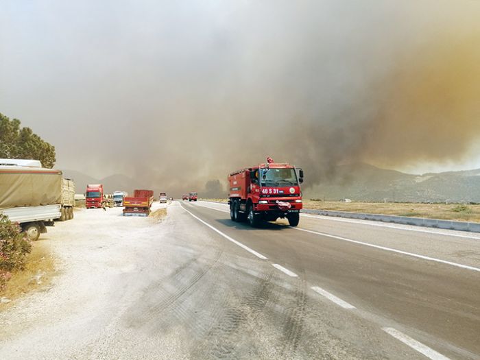 Mersin-Antalya yolu kapand, yangn yerleim yerlerini tehdit ediyor