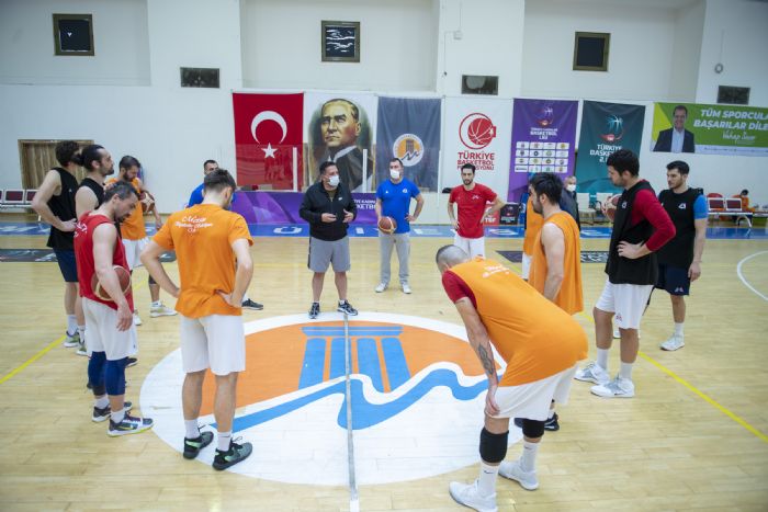 ERKEK BASKETBOL TAKIMI SAHALARDA MCADELESN SRDRYOR