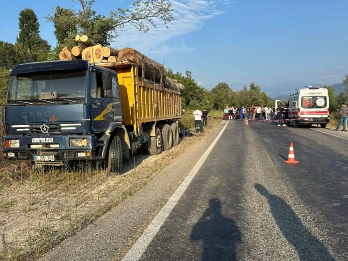 Alapl'da motosiklet srcs kamyonun altnda kald