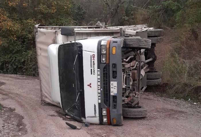 Mudanya'da kereste ykl kamyon devrildi