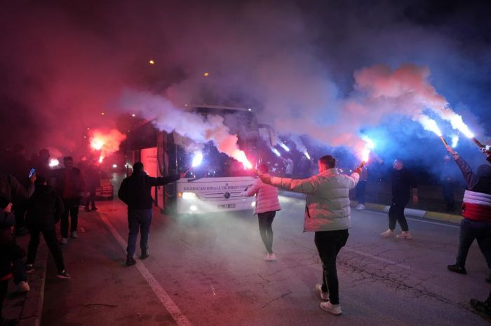 Mealeli taraftarlar 24Erzincansporu cokuyla karlad