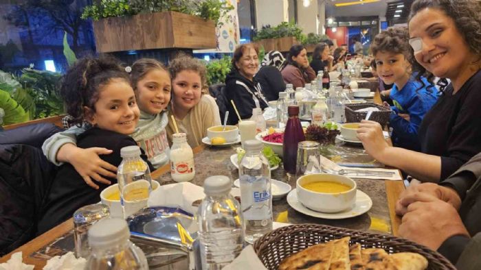 Bandrmada minik renciler grg kurallarn iftar sofrasnda reniyor