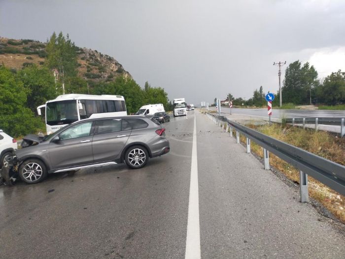 Burdur-Fethiye kara yolunda iki otomobil arpt