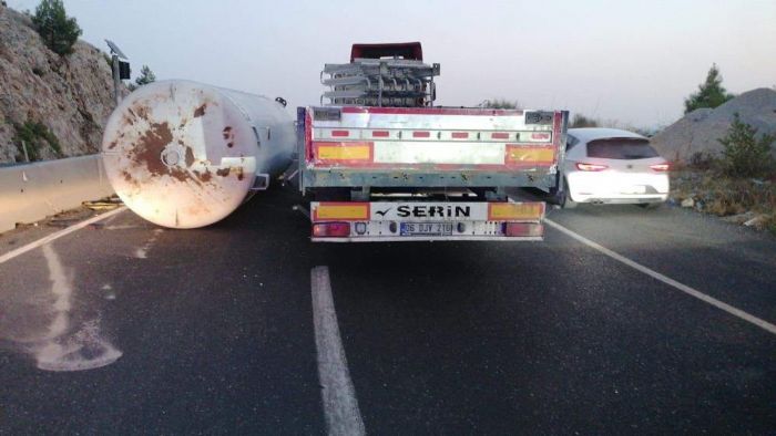 Trn dorsesindeki tanker yola dt, Mula yolu trafie kapand