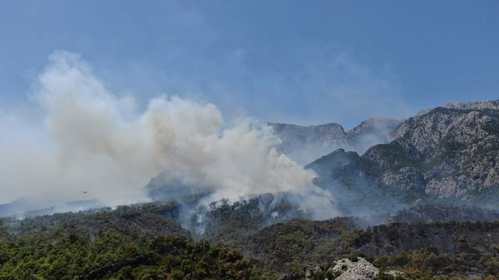 Turizm merkezi Kemer’deki yangn 17 saattir devam ediyor