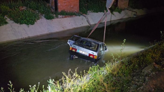 Tokat'ta su kanalna den otomobil vin ile kartld