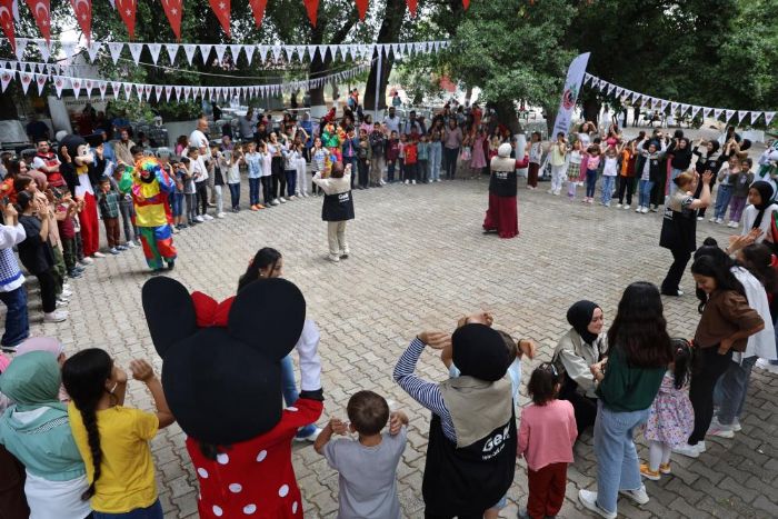 Depremzede 400 ksz ve yetim ocuk dzenlenen etkinlikte doyasya elendi