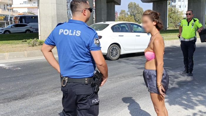 Polis ekiplerinin trafikteki bikinili gen kadnla imtihan