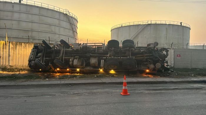 Hatay'da beton pompas tayan tr devrildi