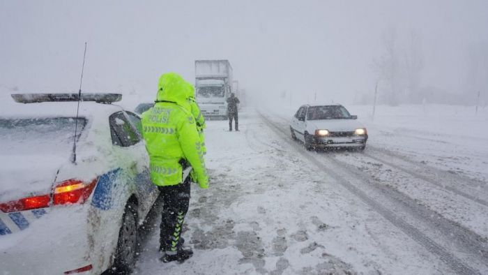 Erzincan'da etkili olan kar ve tipi ulam aksatt