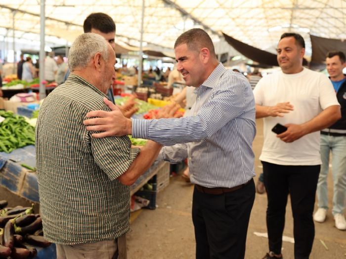 Bakan Tuncer, pazar yerinde vatandalarn taleplerini dinledi