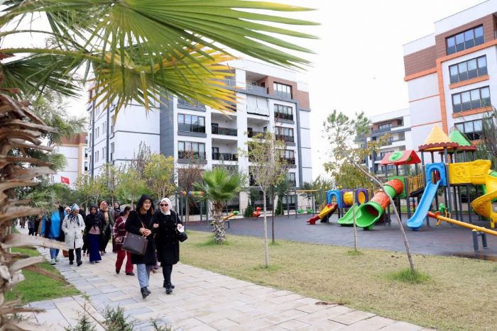 Akdenizli kadnlardan ay Mahallesi TOK evlerine tam not