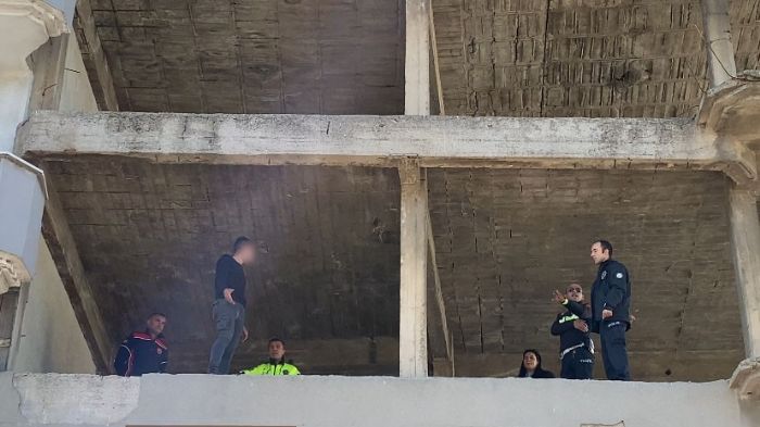 Polis ve tfaiyeciler Anlk Dalgnlyla ntihar Giriimini Engelledi