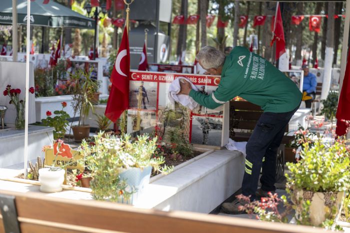 Mersinde Bayram ncesi Mezarlk ve badethaneler temizlendi