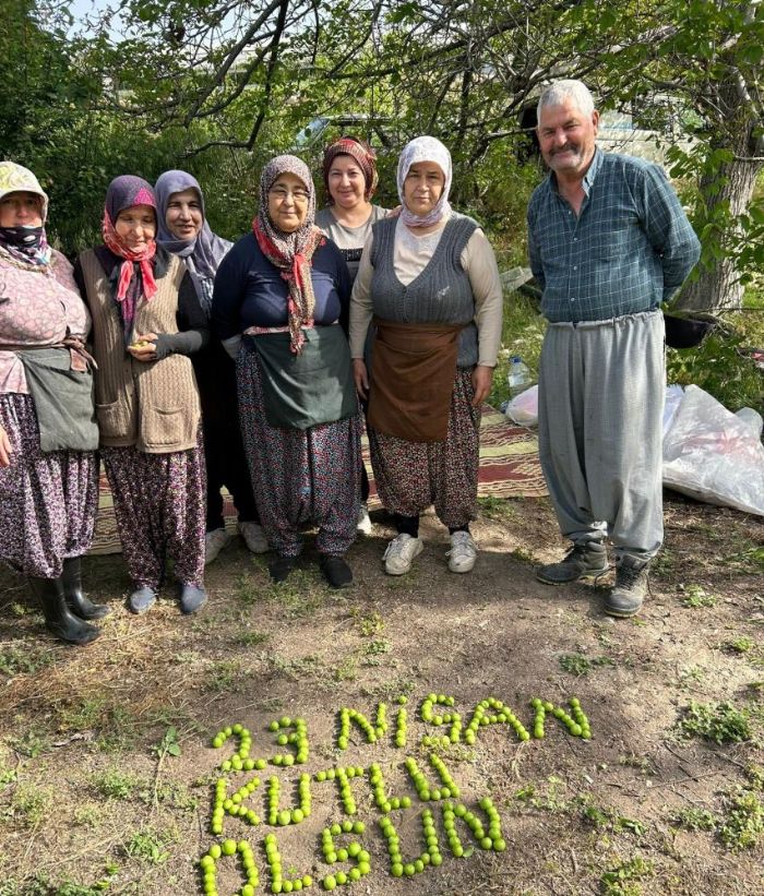 Tarm iileri 23 Nisan' erik hasad yaparken kutladlar