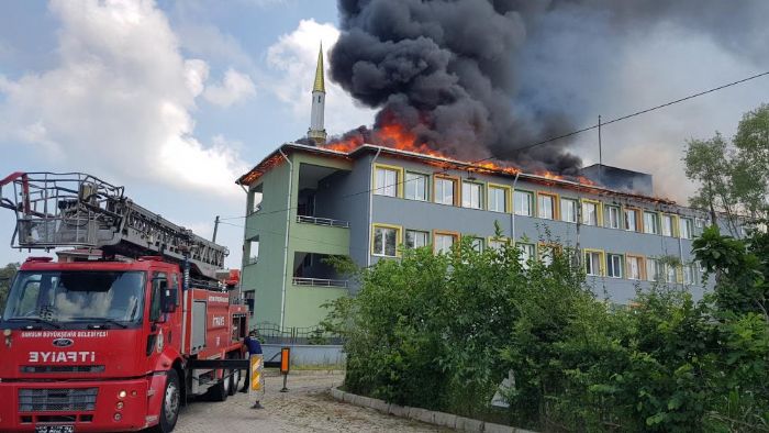 Samsun'da bir okulun ats alevlere teslim oldu