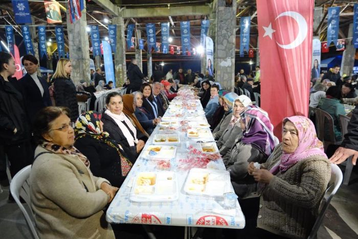 Bakan eriolu, Karacasu'da iftar programna katld