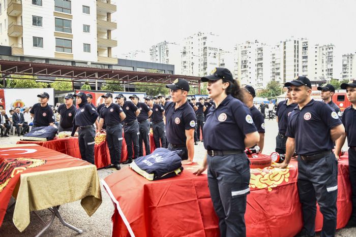 Adana’da 70 itfaiye eri memuru yemin ederek greve balad