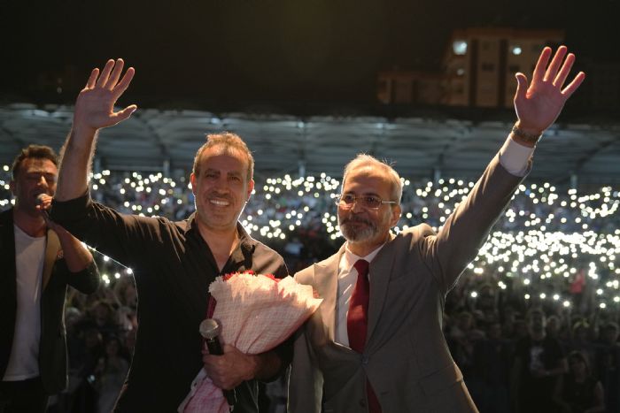 Cumhuriyetin 99.ylnda Haluk Levent sahnede lle de Tarsus arks besteledi