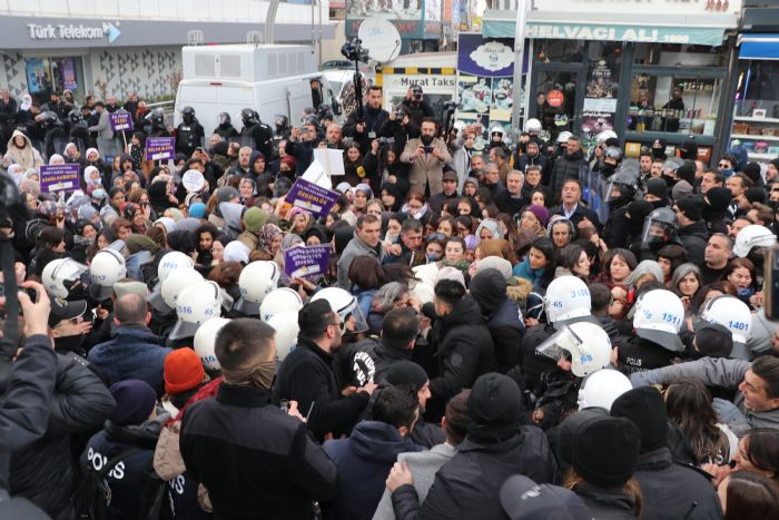 Vanda izinsiz yrye polis mdahalesi; 17 gzalt