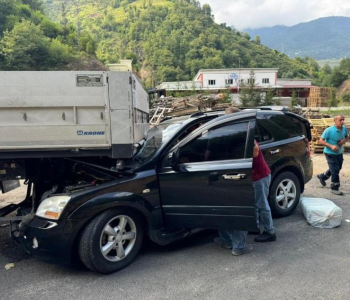 Giresun'da otomobil park halindeki tra arpt