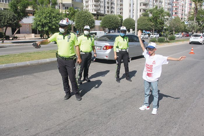 Kadn srcnn kzd ocuk trafik polisiyle uygulama yapt