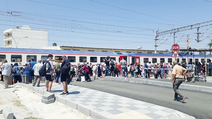 Tren ters makasa girdi, yolcular tahliye edildi