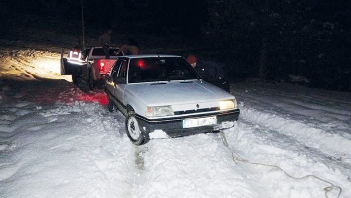 Kar gezisine kan 4 kii otomobilleri kara saplannca mahsur kald