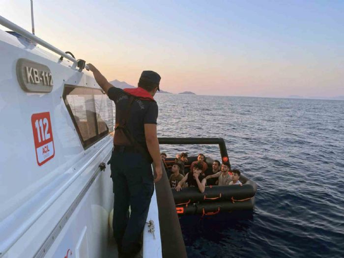 Yunan sahil gvenlik ekipleri 10 dzensiz gmeni Trk karasularna geri itti