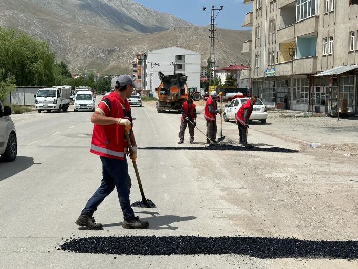 Elbistanda hasar gren yollar onarlyor