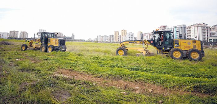 Ekipler, metruk alanlardaki yabani ot ve bitkileri bertaraf ediyor