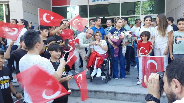 Bronz madalya kazanan milli sporcu Nazmiye Muratl, Hatay'da cokuyla karland