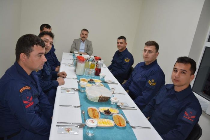 Edremit Kaymakam Odaba Sahil Gvenlik personeli ile iftar yemeinde bir araya geldi