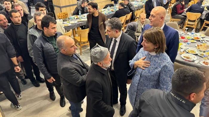 AK Partili Ataman, iftar sofrasnda hemerileriyle bulutu