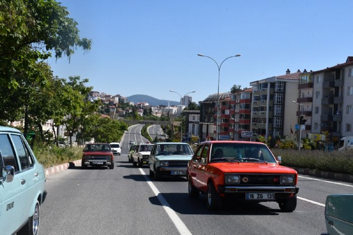 Klasik otomobil tutkunlar Bilecik’te bulutu