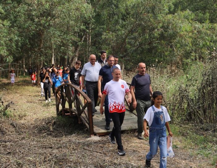 Mersinli genler, ormann tadn yryerek kard